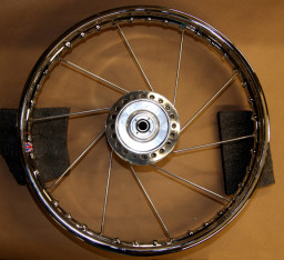 Place the hub's disc side and the rim's single dimple side down.